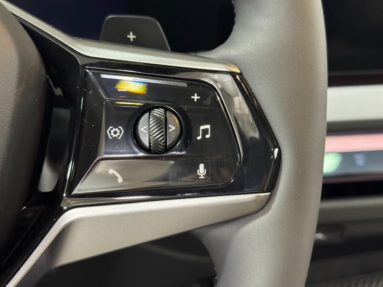 BMW X3 Vehicle Full-screen Gallery Image 28