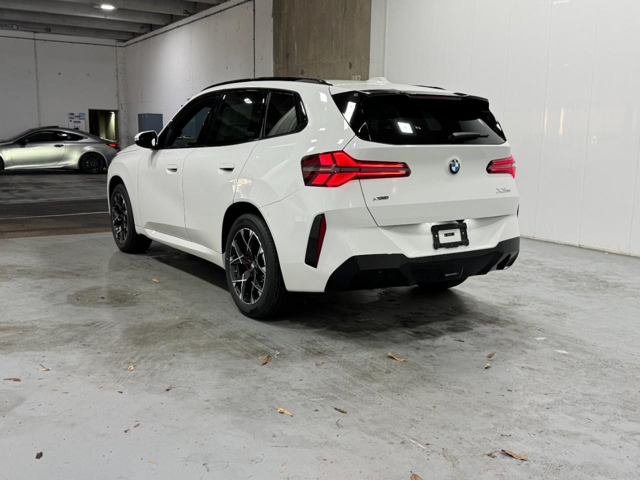 BMW X3 Vehicle Full-screen Gallery Image 3