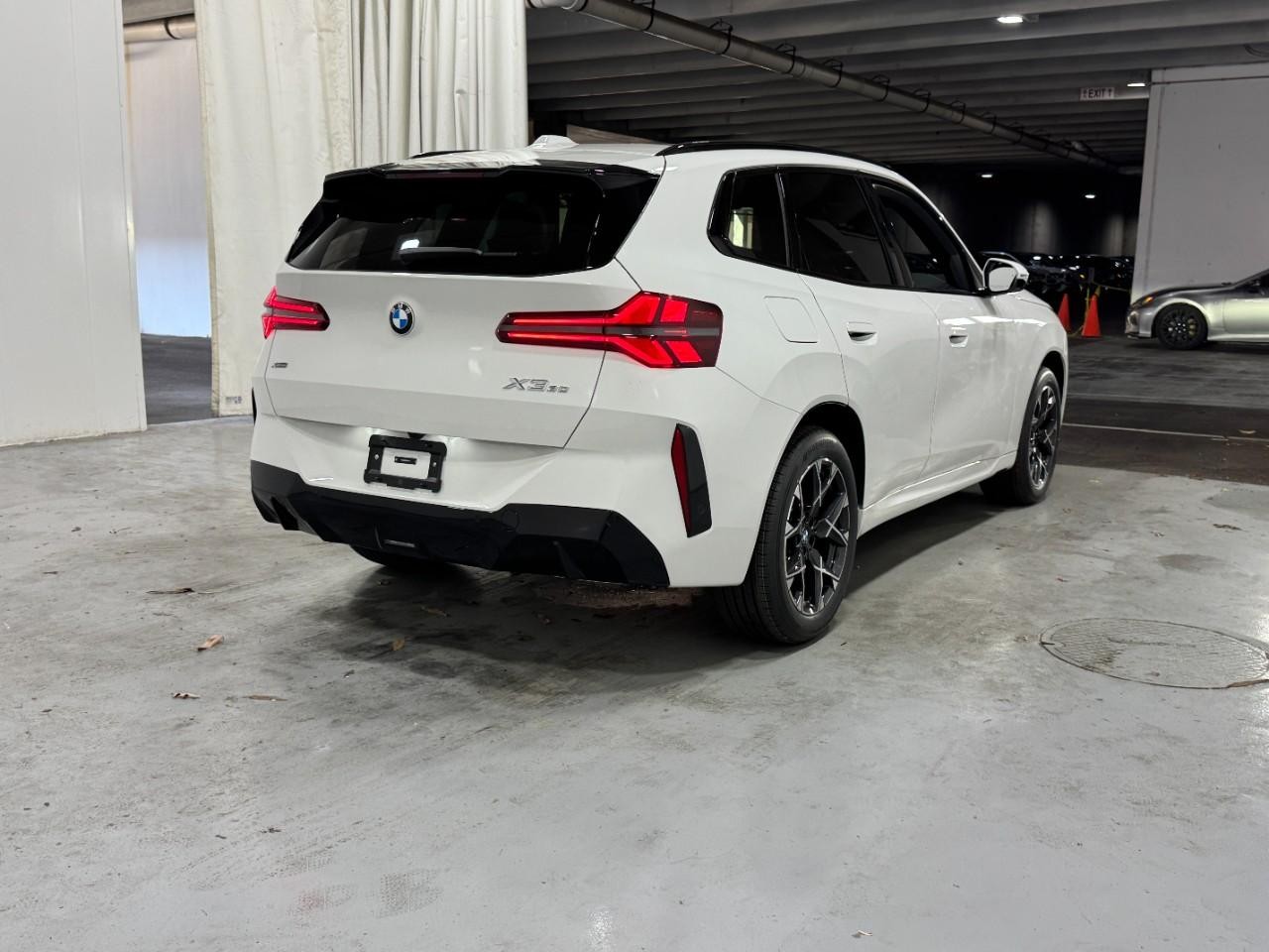 BMW X3 Vehicle Full-screen Gallery Image 4