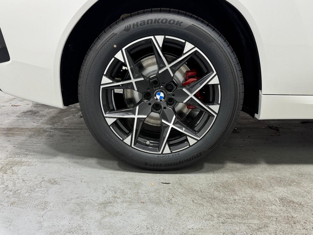 BMW X3 Vehicle Full-screen Gallery Image 5