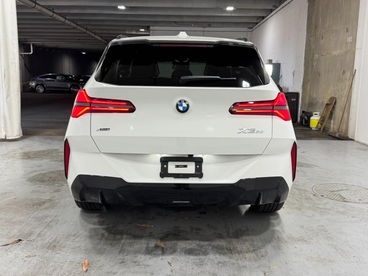 BMW X3 Vehicle Full-screen Gallery Image 9