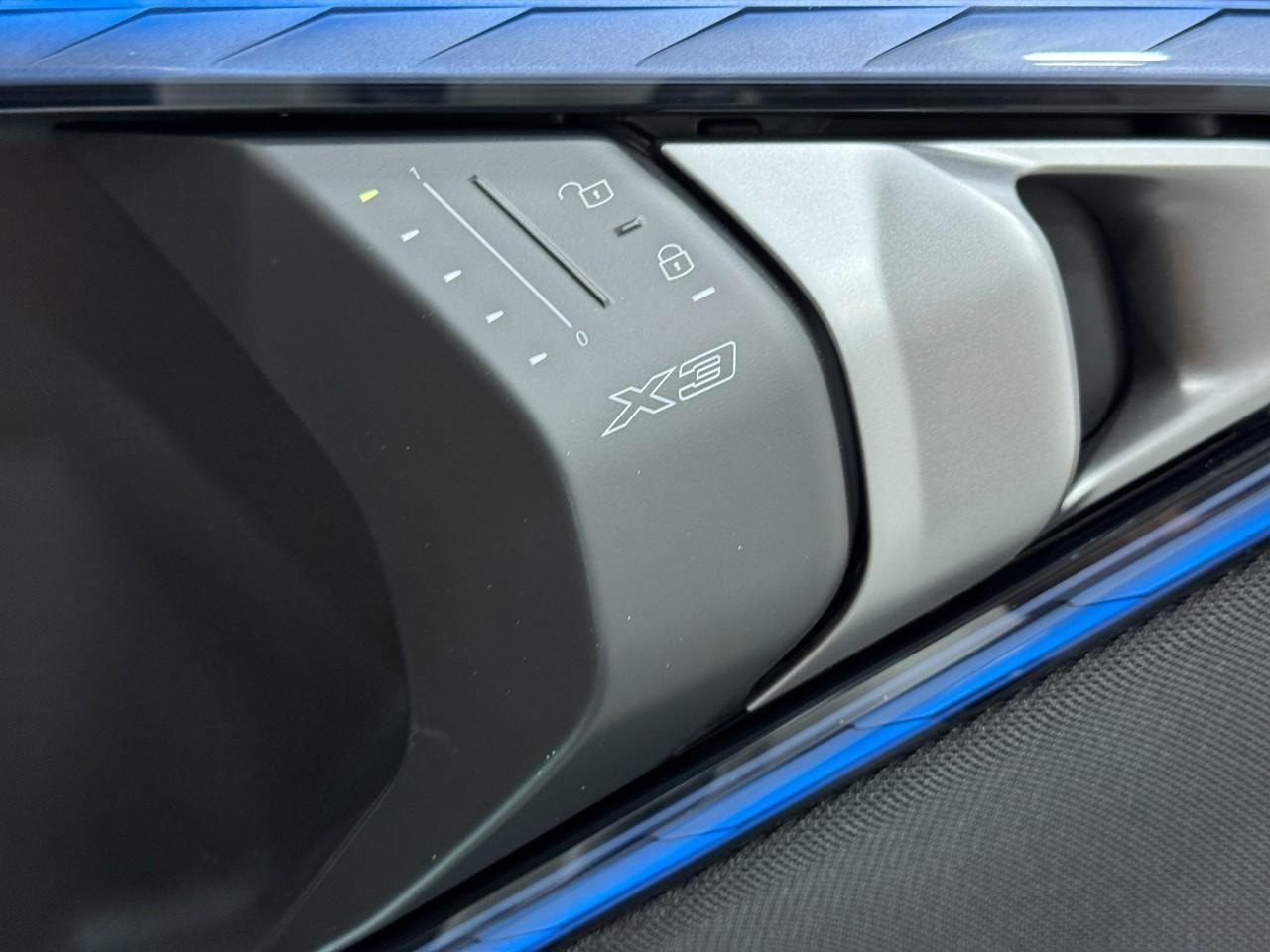 BMW X3 Vehicle Full-screen Gallery Image 21