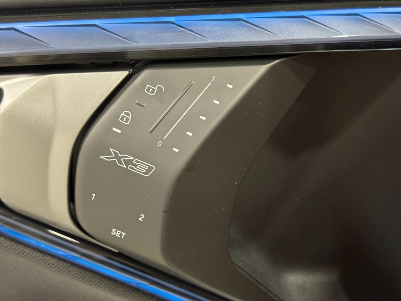 BMW X3 Vehicle Full-screen Gallery Image 24