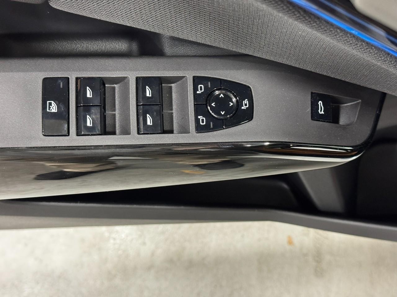 BMW X3 Vehicle Full-screen Gallery Image 25