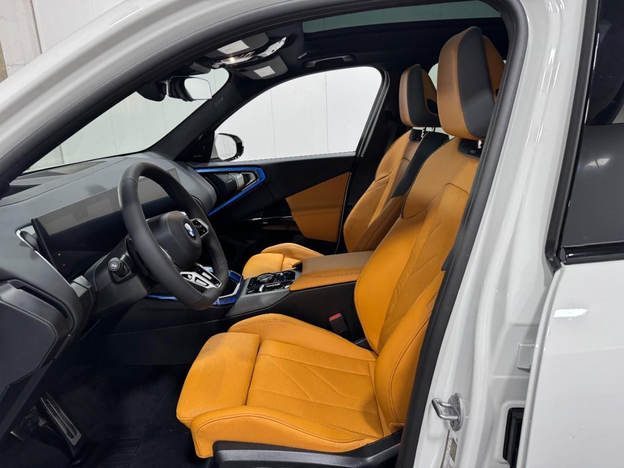 BMW X3 Vehicle Full-screen Gallery Image 26