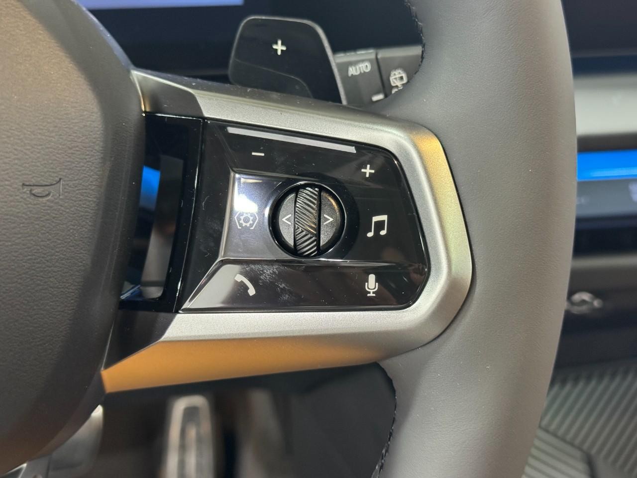 BMW X3 Vehicle Full-screen Gallery Image 30