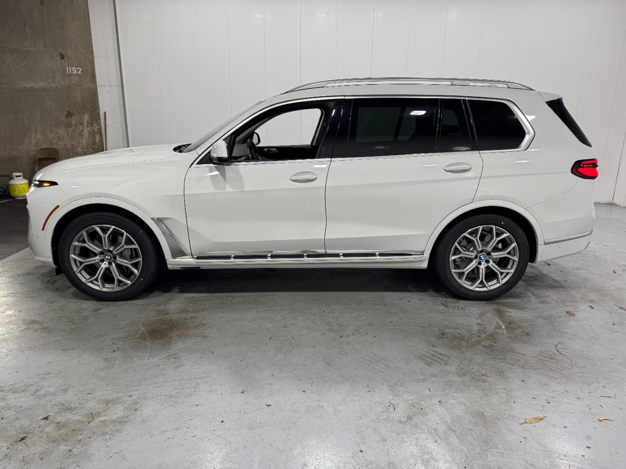 BMW X7 Vehicle Full-screen Gallery Image 2