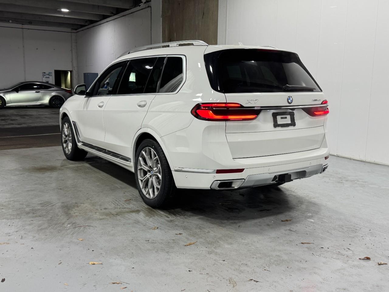 BMW X7 Vehicle Full-screen Gallery Image 3