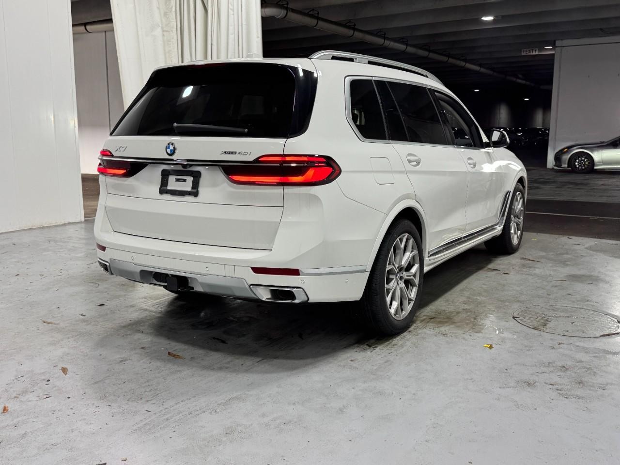 BMW X7 Vehicle Full-screen Gallery Image 4