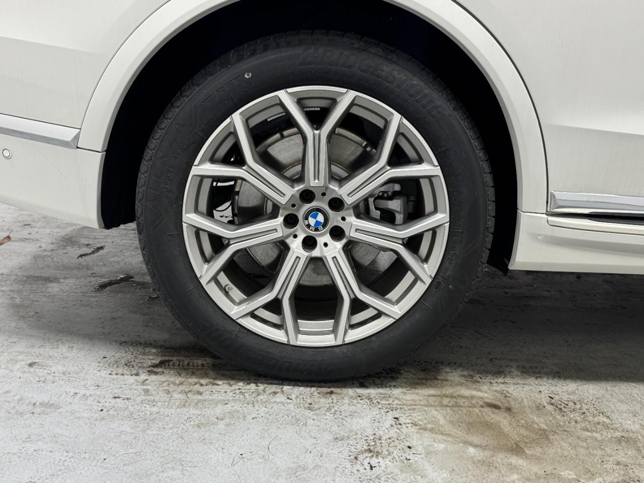 BMW X7 Vehicle Full-screen Gallery Image 5