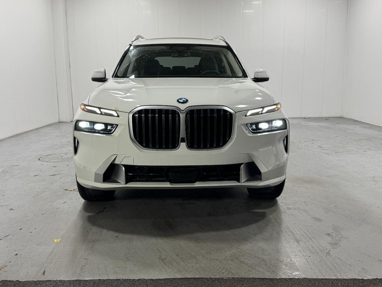 BMW X7 Vehicle Full-screen Gallery Image 7