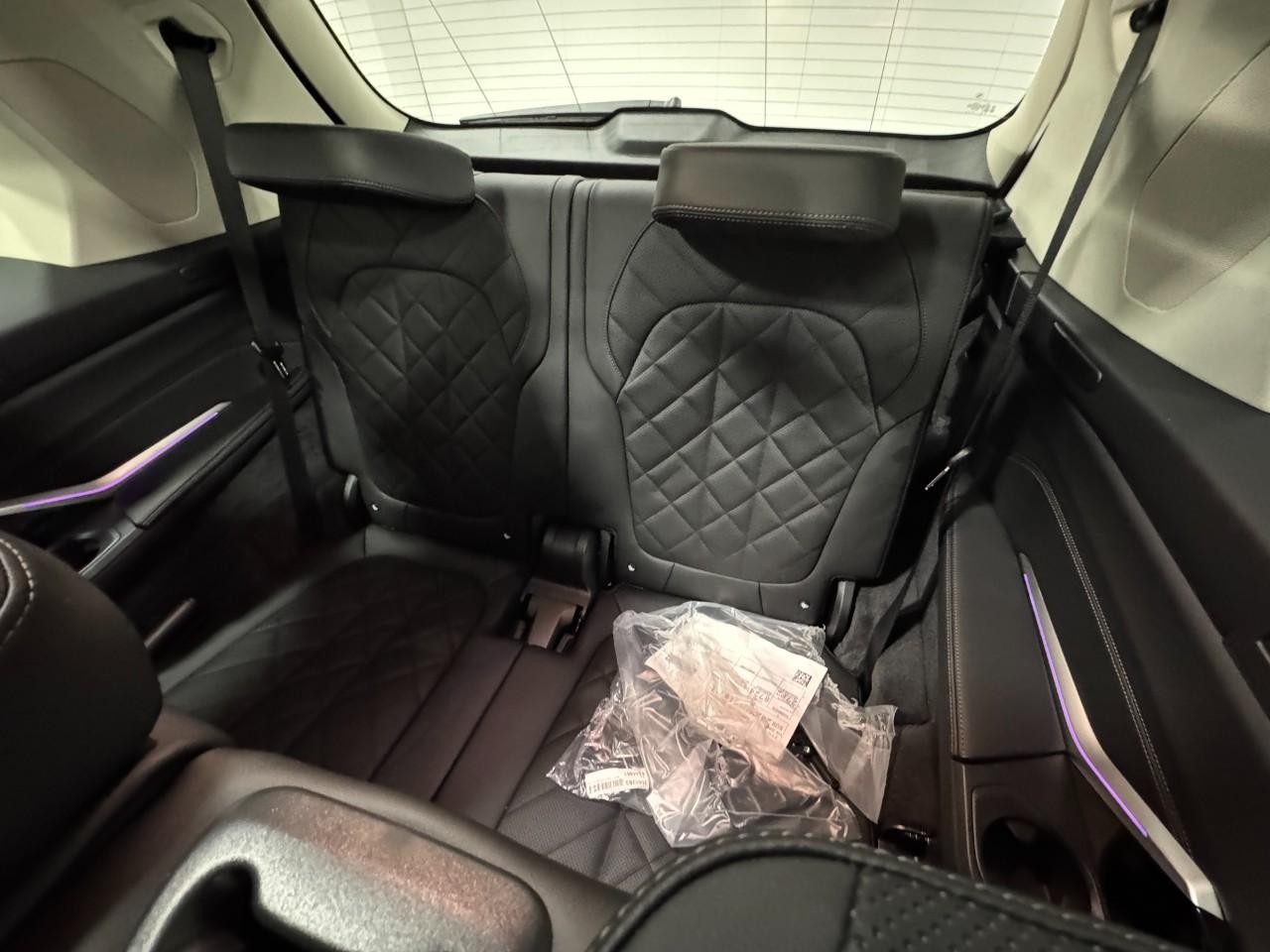 BMW X7 Vehicle Full-screen Gallery Image 8