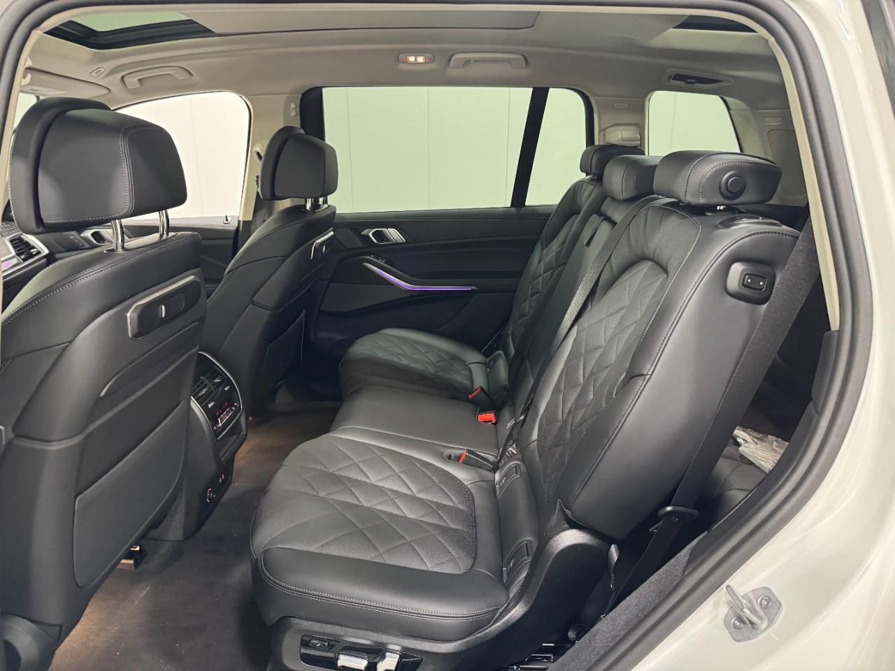 BMW X7 Vehicle Full-screen Gallery Image 9