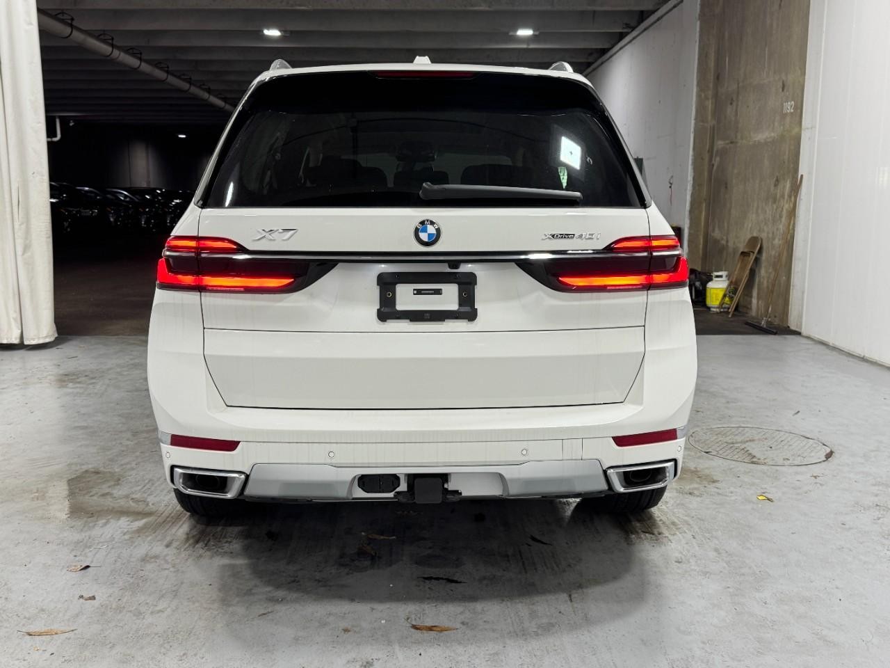 BMW X7 Vehicle Full-screen Gallery Image 10