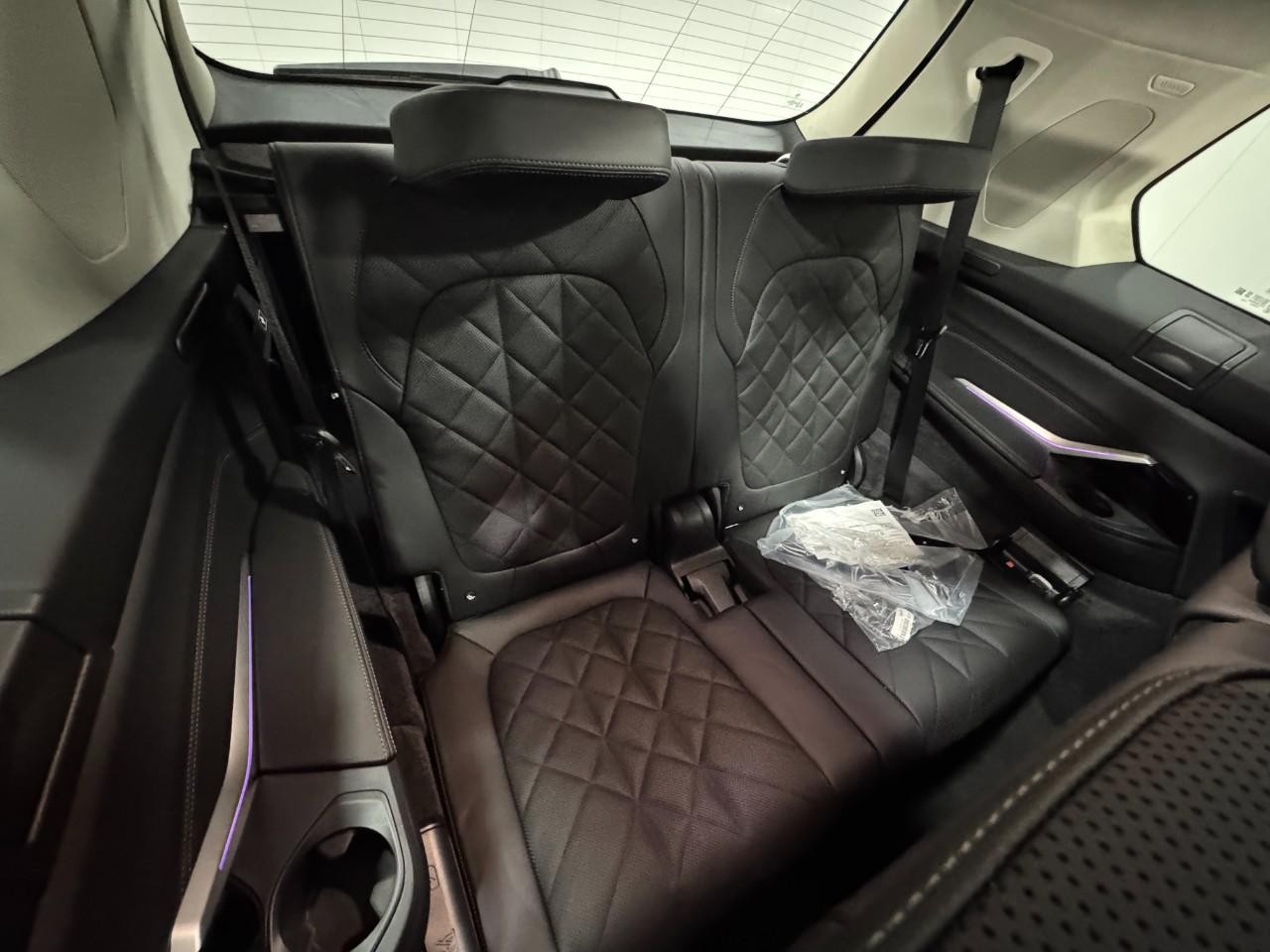 BMW X7 Vehicle Full-screen Gallery Image 11