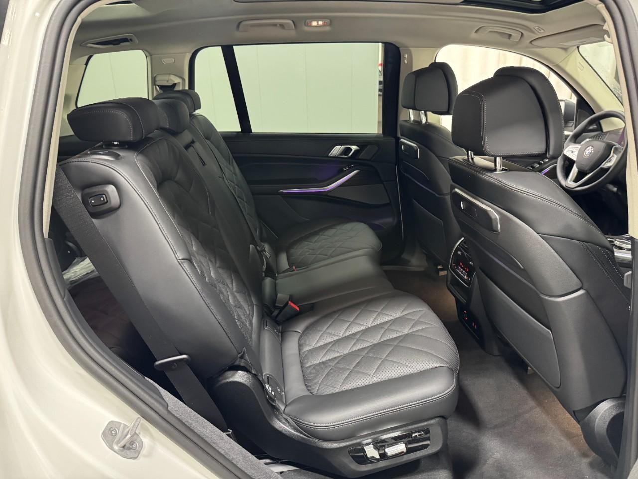 BMW X7 Vehicle Full-screen Gallery Image 12