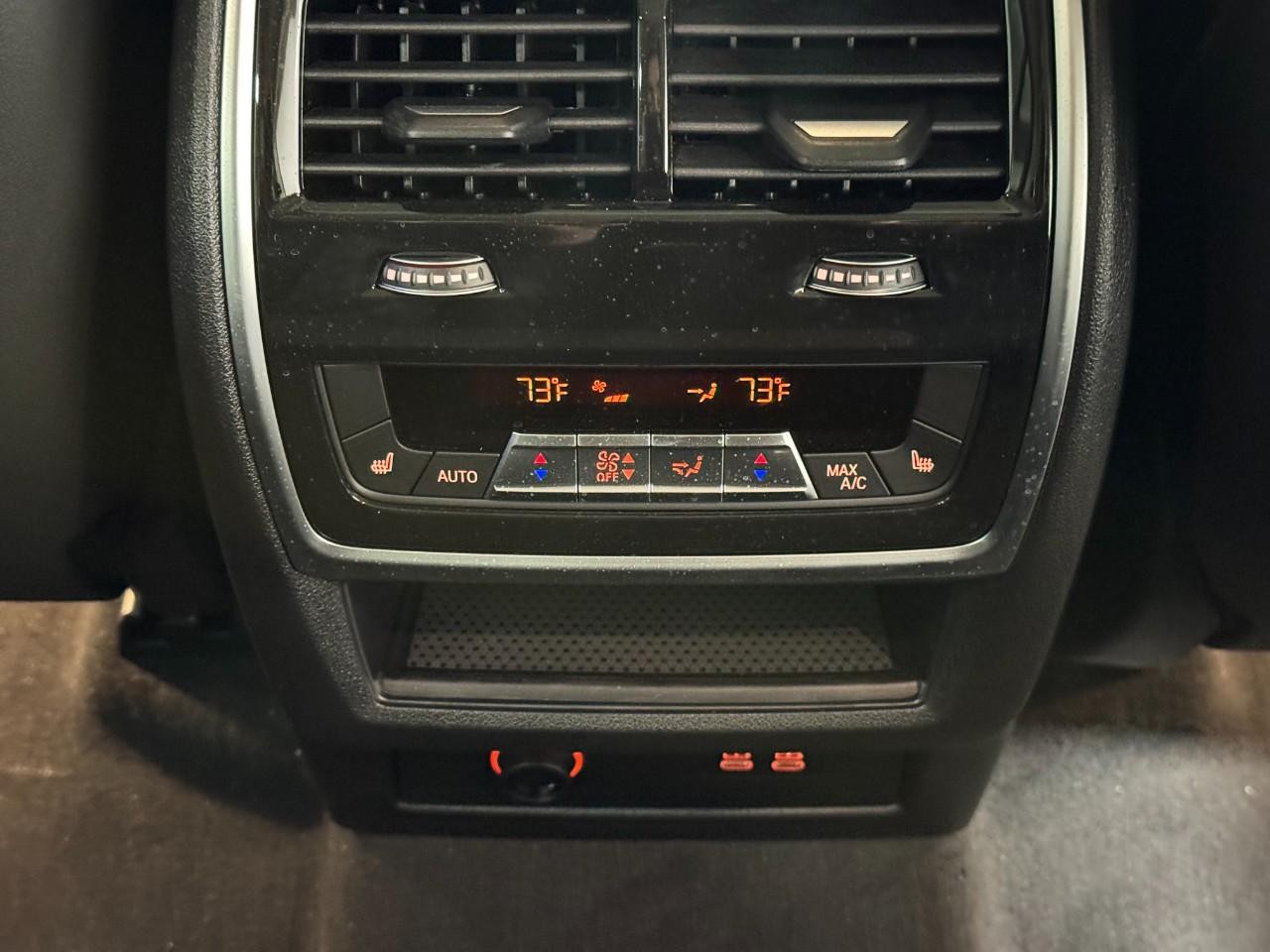 BMW X7 Vehicle Full-screen Gallery Image 13