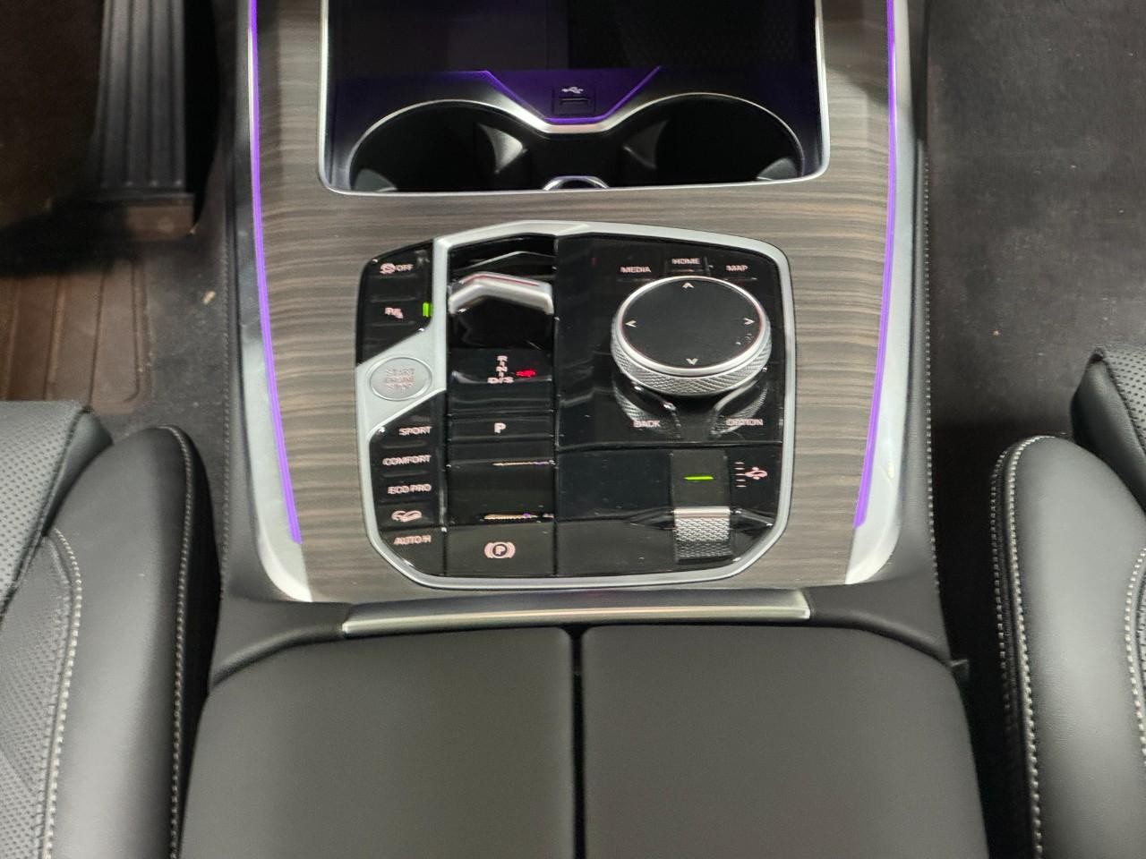 BMW X7 Vehicle Full-screen Gallery Image 18