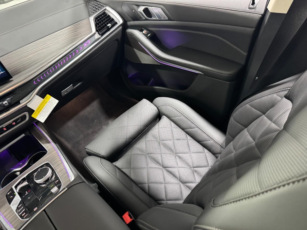 BMW X7 Vehicle Full-screen Gallery Image 19