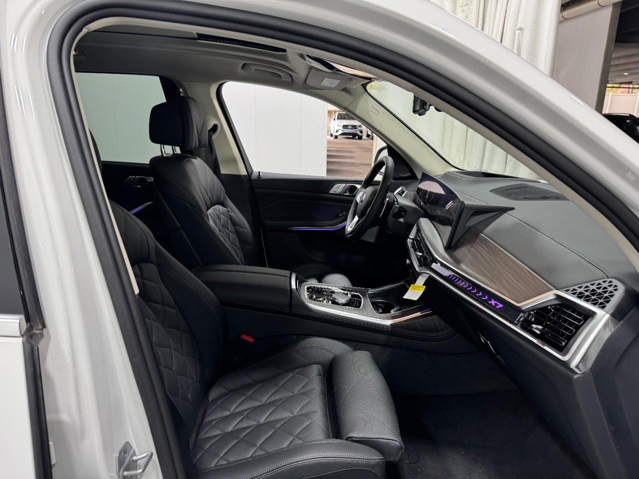 BMW X7 Vehicle Full-screen Gallery Image 20