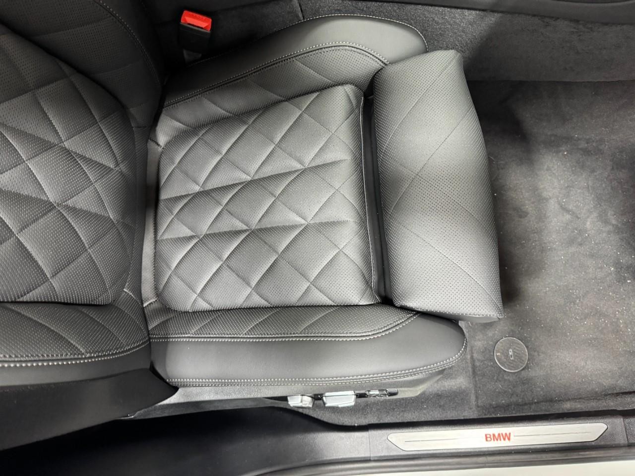 BMW X7 Vehicle Full-screen Gallery Image 21