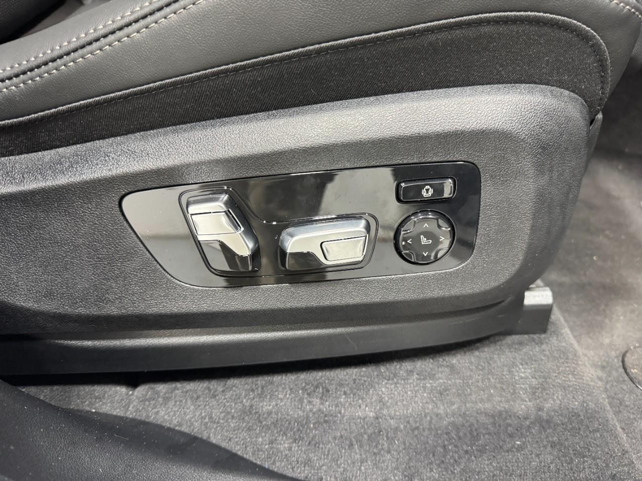 BMW X7 Vehicle Full-screen Gallery Image 22