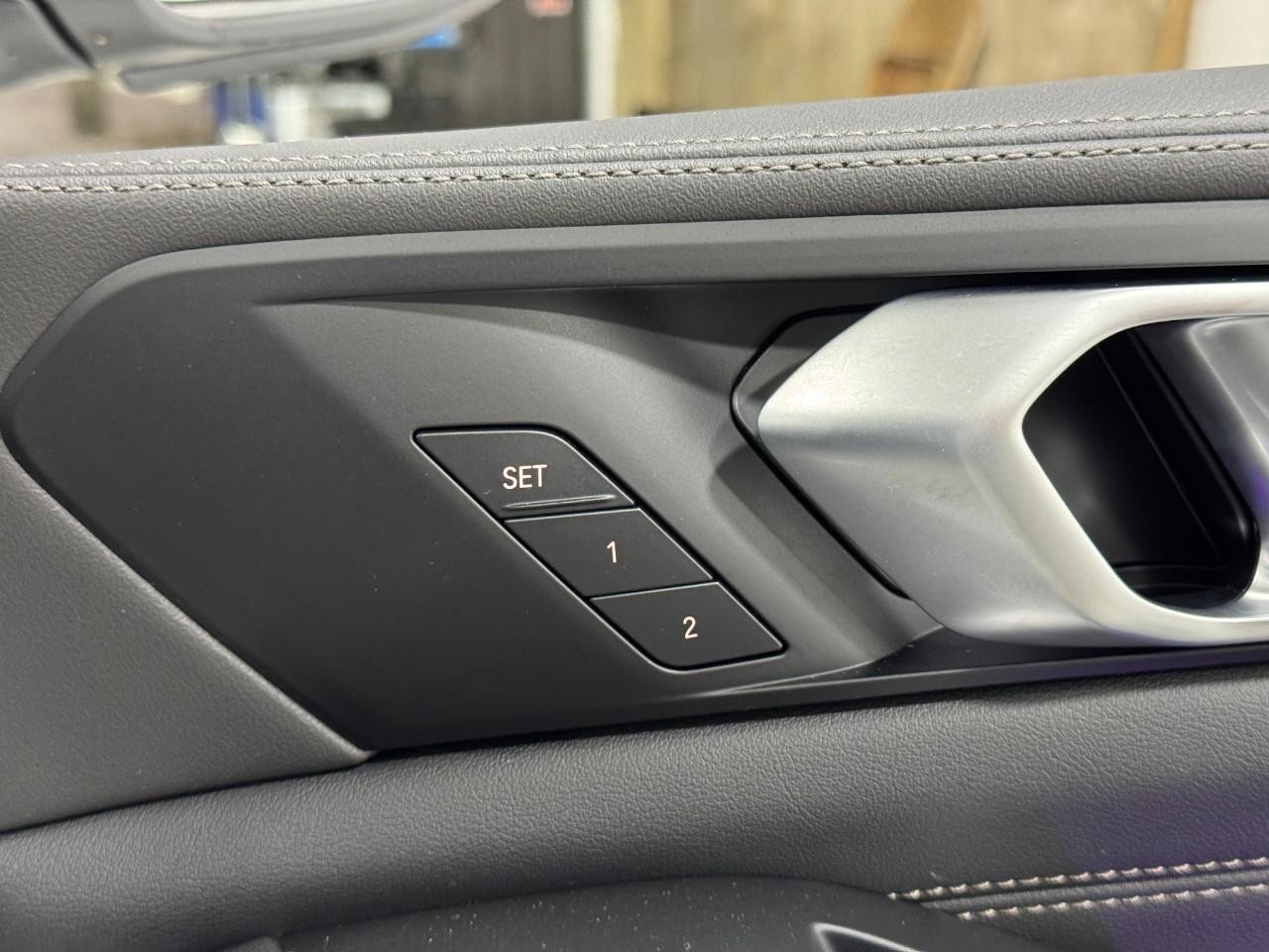 BMW X7 Vehicle Full-screen Gallery Image 23
