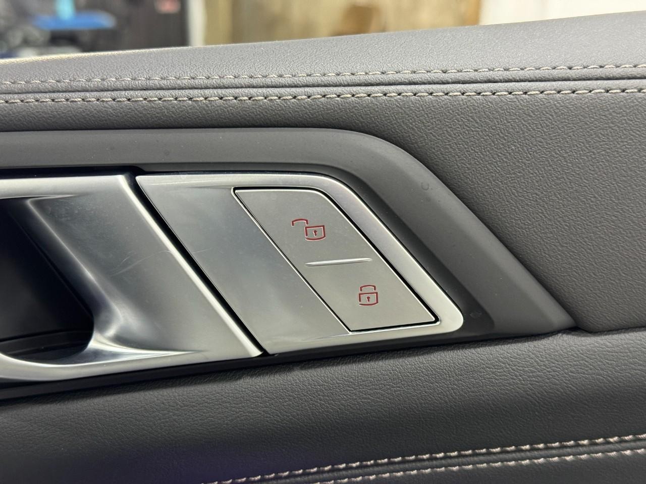 BMW X7 Vehicle Full-screen Gallery Image 24