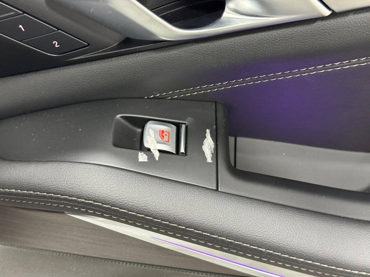 BMW X7 Vehicle Full-screen Gallery Image 25