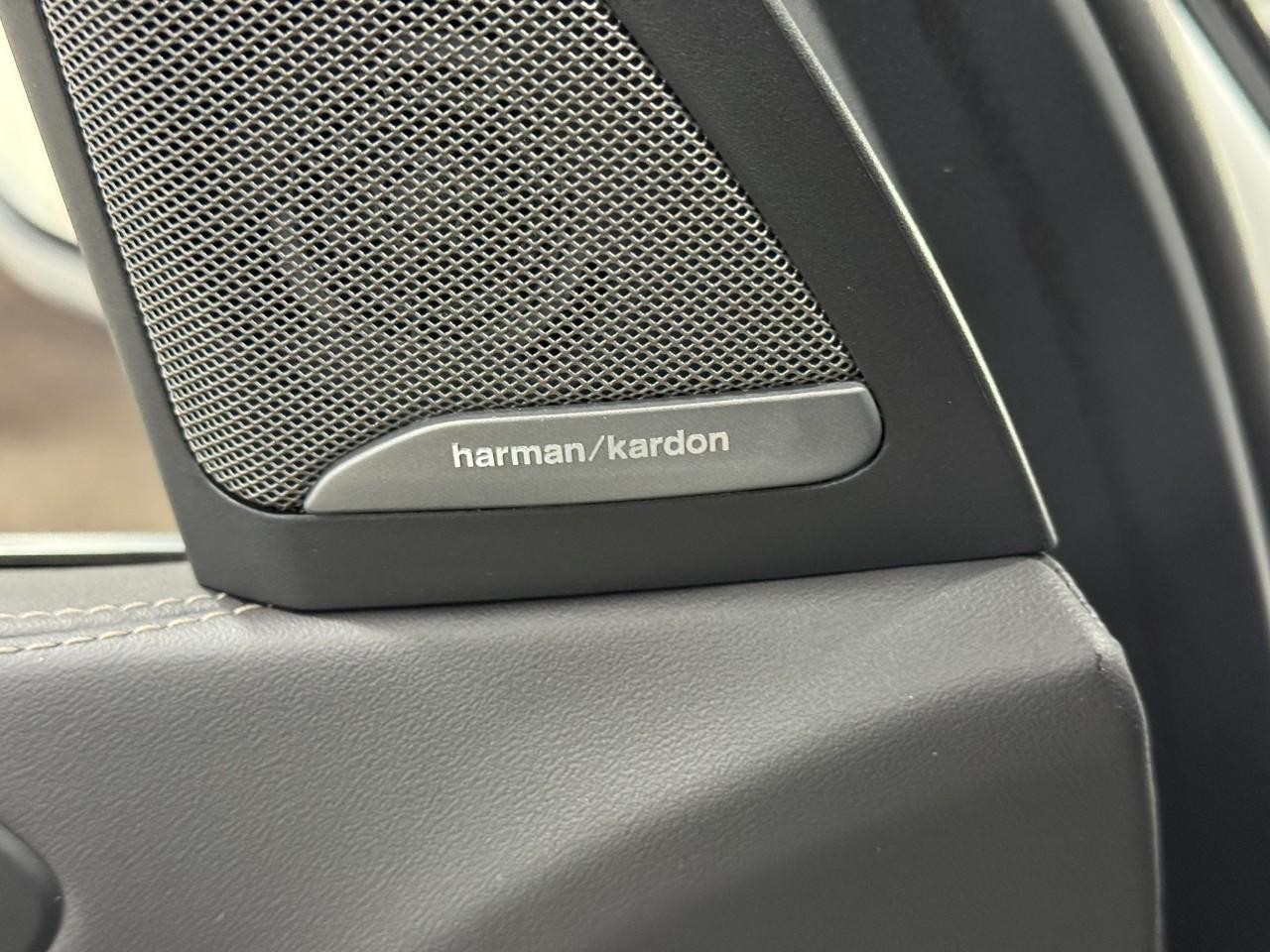 BMW X7 Vehicle Full-screen Gallery Image 26