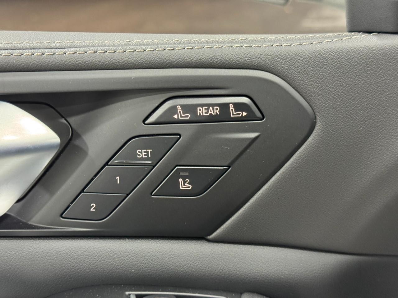 BMW X7 Vehicle Full-screen Gallery Image 27