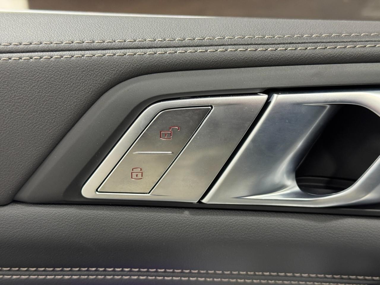 BMW X7 Vehicle Full-screen Gallery Image 28