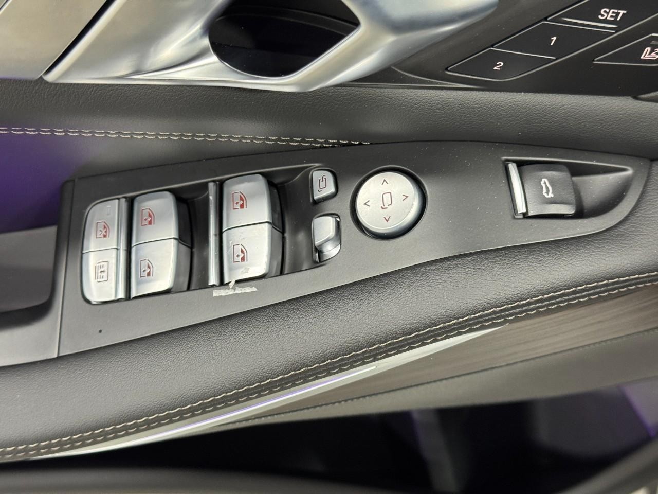 BMW X7 Vehicle Full-screen Gallery Image 29