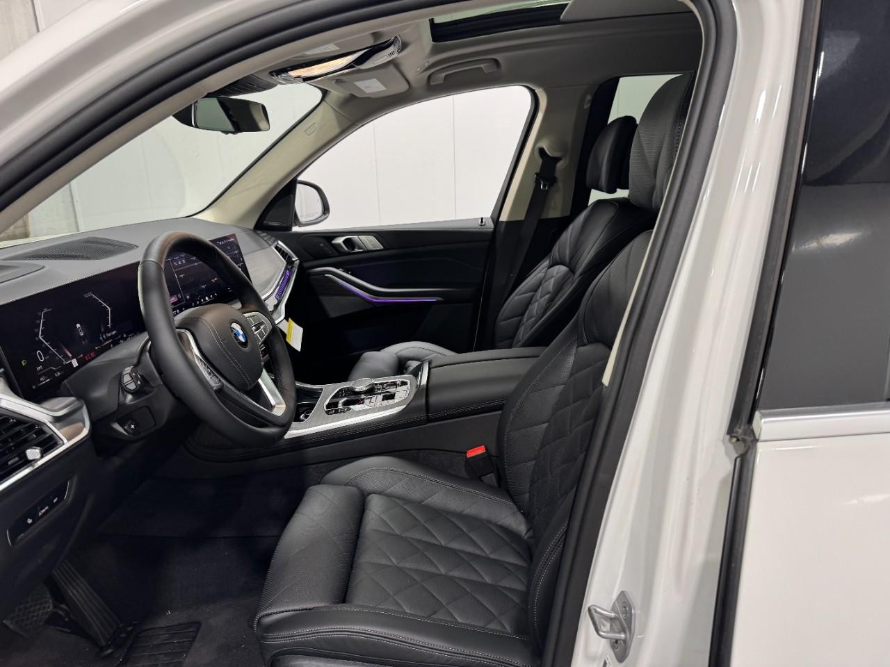 BMW X7 Vehicle Full-screen Gallery Image 30