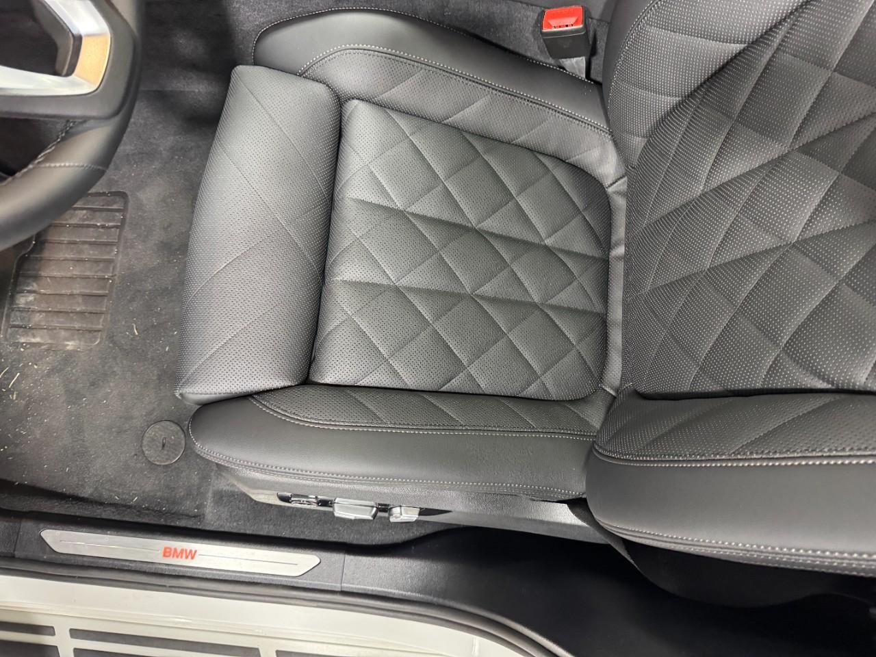 BMW X7 Vehicle Full-screen Gallery Image 31