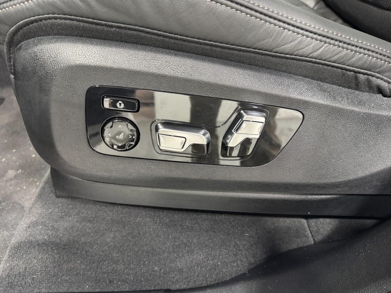 BMW X7 Vehicle Full-screen Gallery Image 32