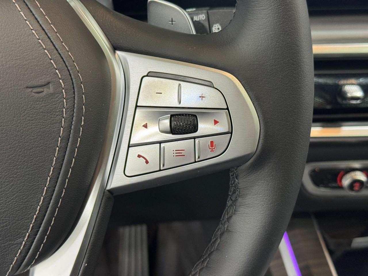 BMW X7 Vehicle Full-screen Gallery Image 34