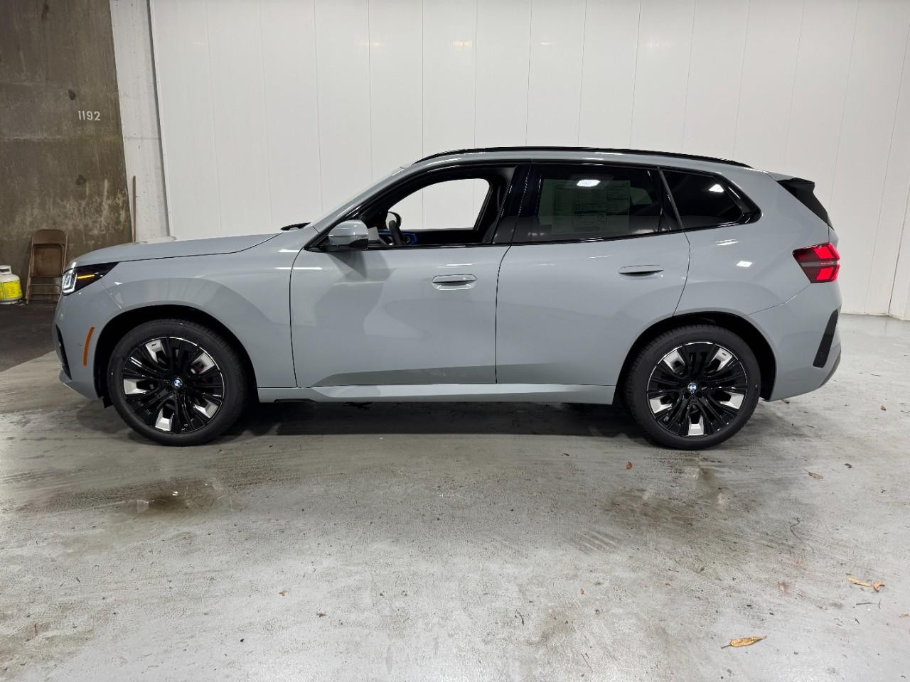 BMW X3 Vehicle Full-screen Gallery Image 2