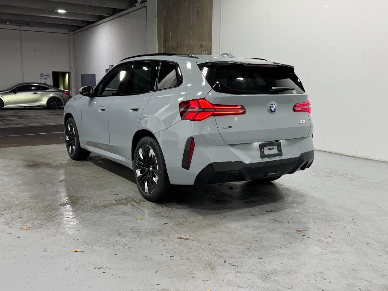 BMW X3 Vehicle Full-screen Gallery Image 3