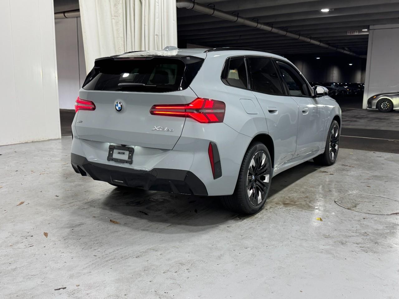 BMW X3 Vehicle Full-screen Gallery Image 4
