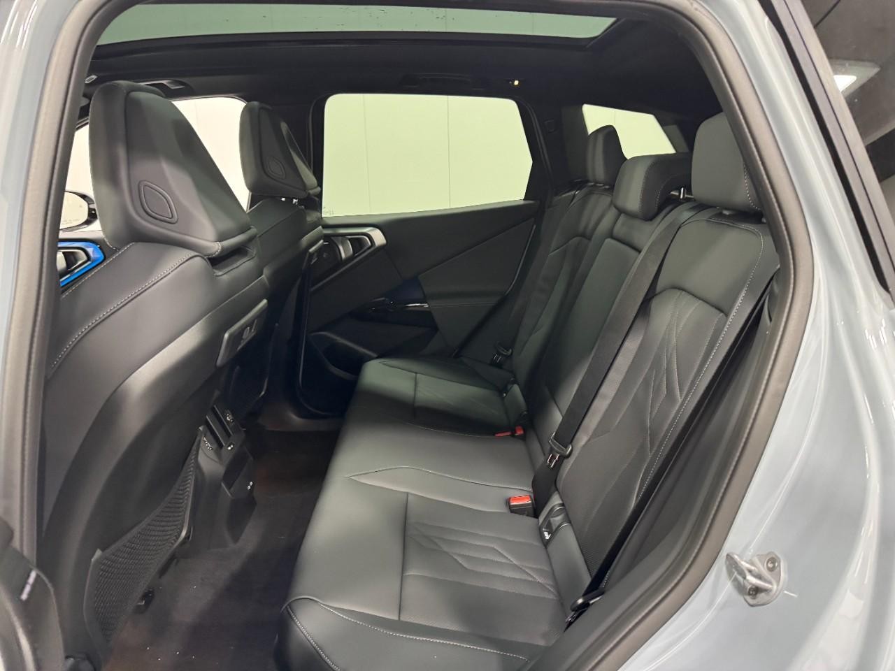 BMW X3 Vehicle Full-screen Gallery Image 8