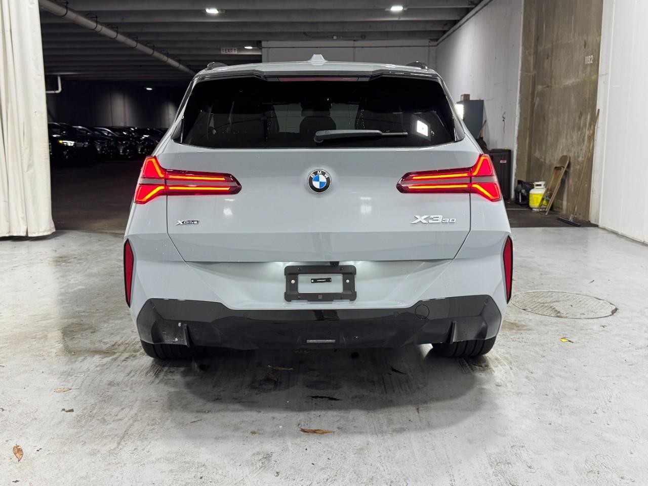 BMW X3 Vehicle Full-screen Gallery Image 9