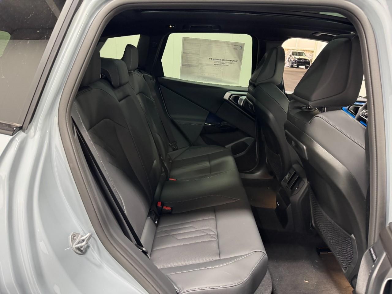 BMW X3 Vehicle Full-screen Gallery Image 10