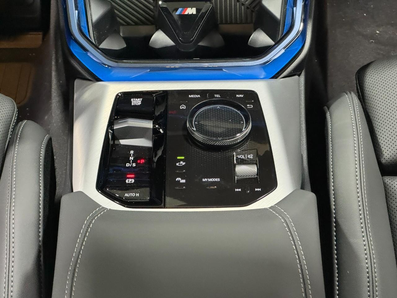 BMW X3 Vehicle Full-screen Gallery Image 15