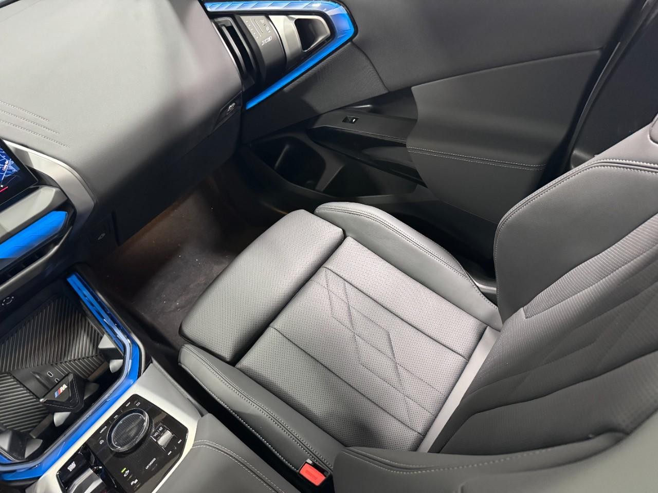 BMW X3 Vehicle Full-screen Gallery Image 16