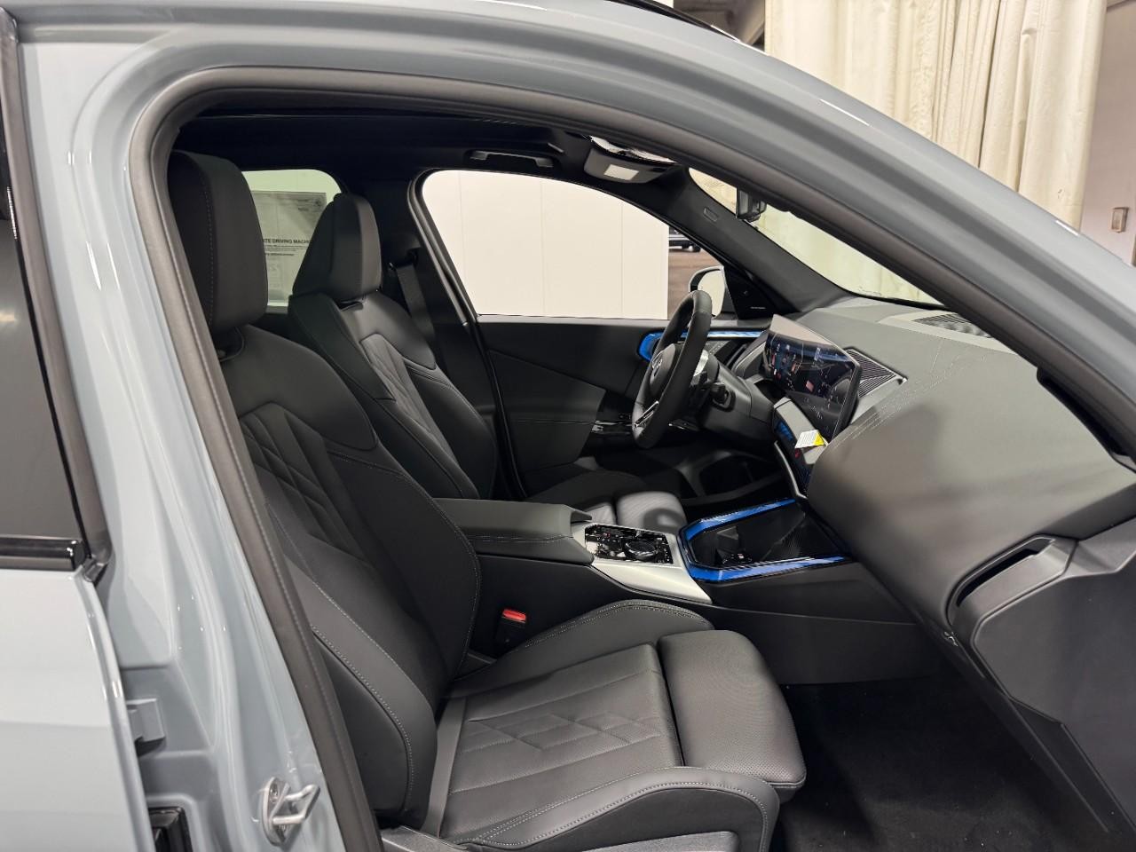 BMW X3 Vehicle Full-screen Gallery Image 17