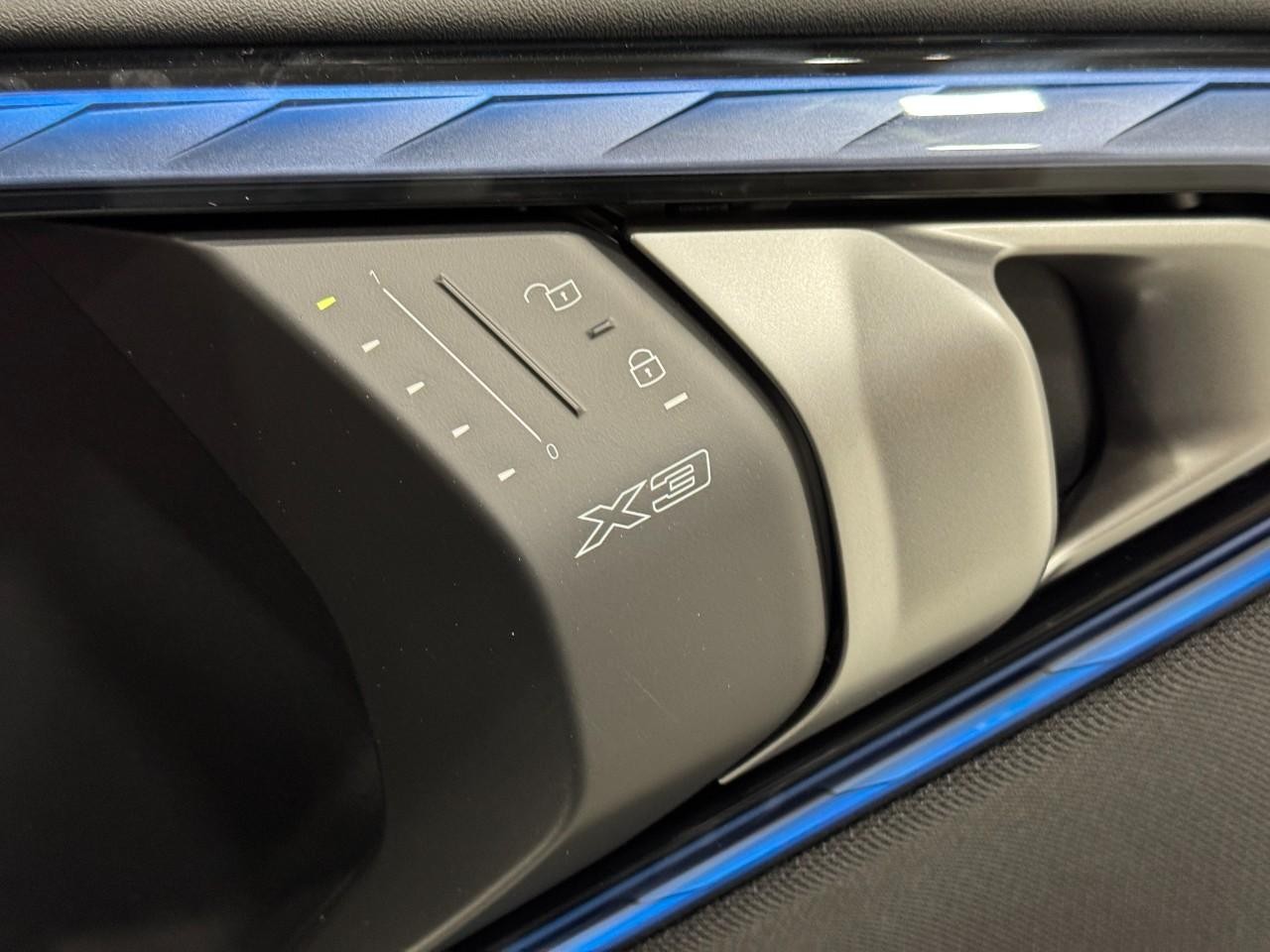 BMW X3 Vehicle Full-screen Gallery Image 20