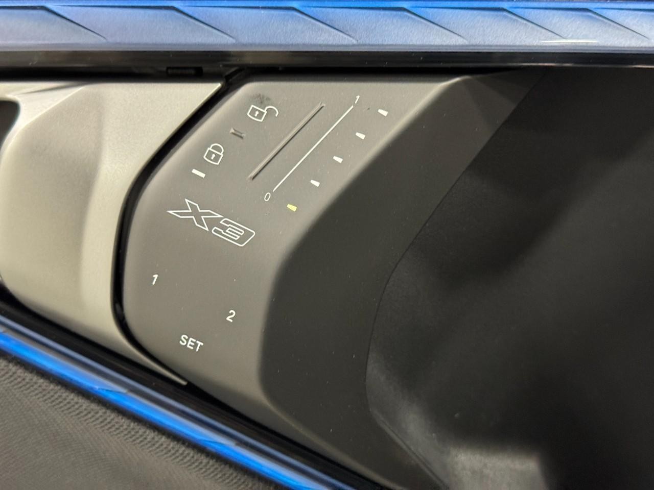 BMW X3 Vehicle Full-screen Gallery Image 23