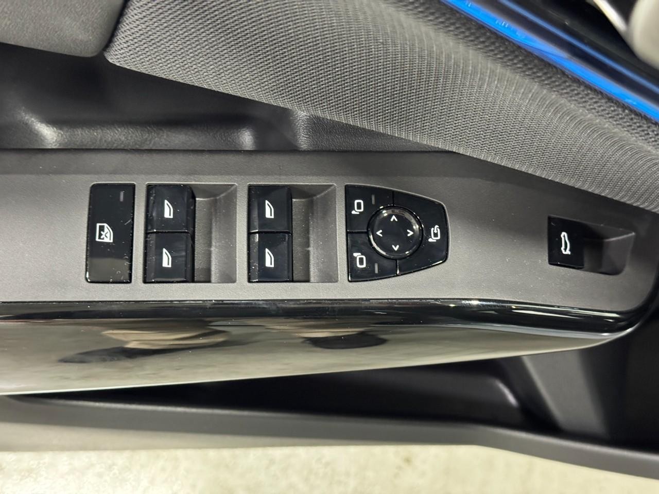 BMW X3 Vehicle Full-screen Gallery Image 24
