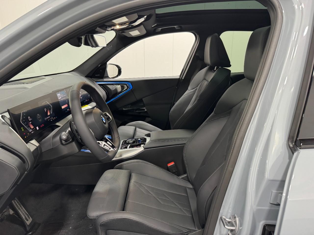 BMW X3 Vehicle Full-screen Gallery Image 25